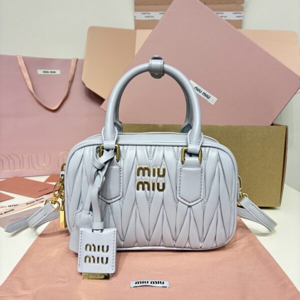 Matelasse shoulder bag