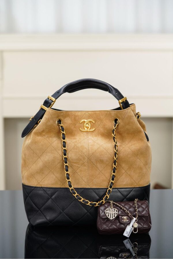 CHANEL 31 Shopping Bag Black Gold/Beige Gold Two-tone Suede Calfskin Horizontal Large Capacity Commuter Bag